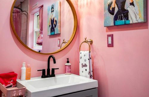 Unique Barbie-Themed Pink Cabin in Black Mountain, North Carolina - Foto 29