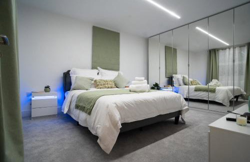 Modern 3 Bedroom House with Garden and Free Parking Long Stay Friendly - Foto 17