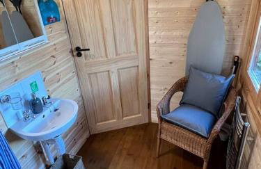 Cosy Cabin, hidden from the main house - Sleeps 2 - EV - Foto 15