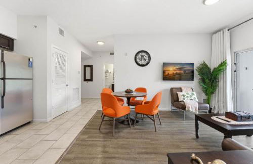 Orlando Getaway with Pool View Balcony - Foto 13