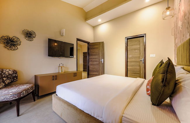 Alaya Stays Veera Serina 3 BHK with Pool - Foto 12