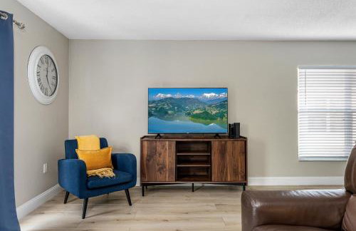 4BR w Heated Pool near Disney & Lake - Sleeps 10 - Foto 16