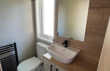 Chichester Lakeside Holiday Park Lakefront Lodge - Foto 30