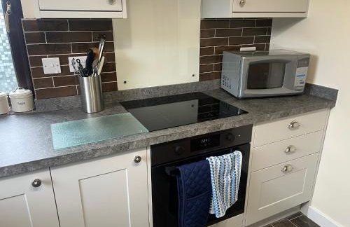 Superb Comfy 2 Bed House, Responsive & Caring Hosts Free WiFi & Parking, Close to MK Centre, Train Station, Santander, Network Rail by Webbhill Stays - Foto 54