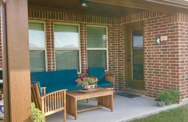 Waxahachie Queen bed, 10 mins 2 DWNT & Medical managed by stay albatross rentals 254-500-2317 - Foto 10