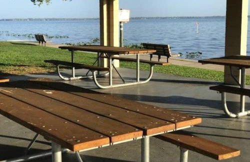 Beautiful Home across the street from Lake June! - Foto 33