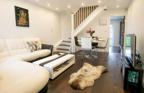 Charming Home - Free Parking - Private Garden - Pass the Keys - Foto 9