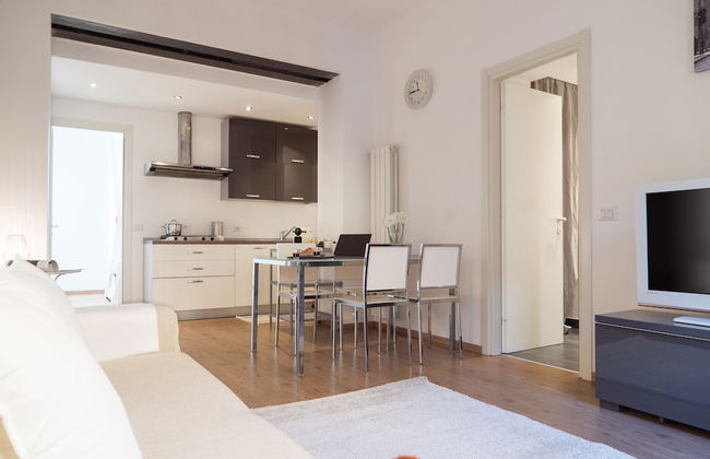 Charming Milanese Apartments - Photo 33