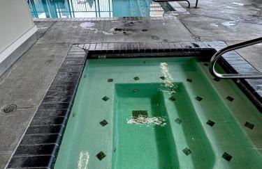 Lakeside luxury with hot tub and pool - Foto 17