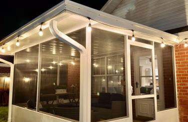 Golden Hour Getaway- Guest Favorite, 2 Min to Beach, Seasonal Pool & Arcade - Foto 59