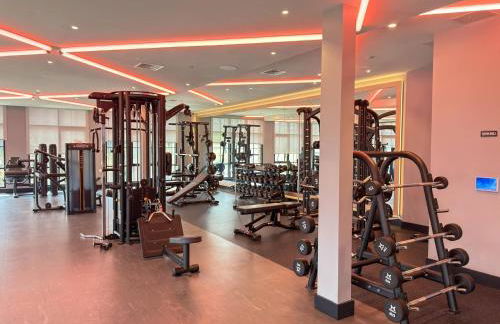 Luxury Stay Near NYC | Full Access to Amenities - Photo 4