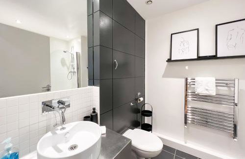 Lovely 2 Bed Duplex Apartment with Hydro Views - Photo 9