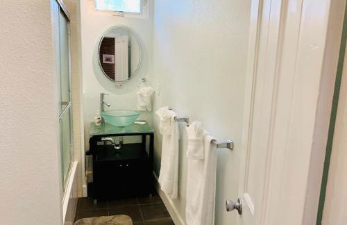 The Cottage! Chic Bungalow Near Old Town Square! - Foto 25