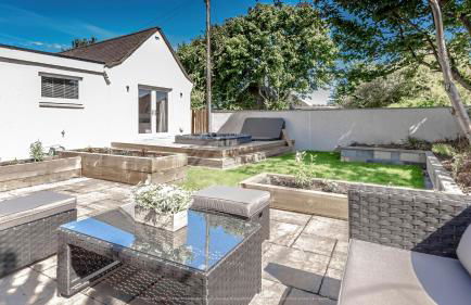 1 Bed Cottage-Sleeps 2-Parking-Pets-Hot Tub - Photo 32