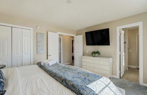 Deep Blue Spacious Escape w Hot Tub & Playground - Foto 32