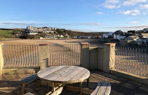 Beach Side Top Floor Property, Balcony & Sea Views - Foto 12