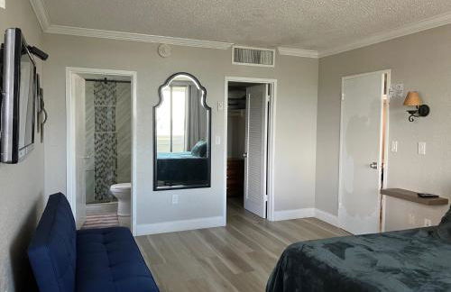 Oceanview on SAND located in Ocean Manor Resort Fort Lauderdale Beach 2 bed 2 bath spacious corner unit partial ocean view - Foto 25