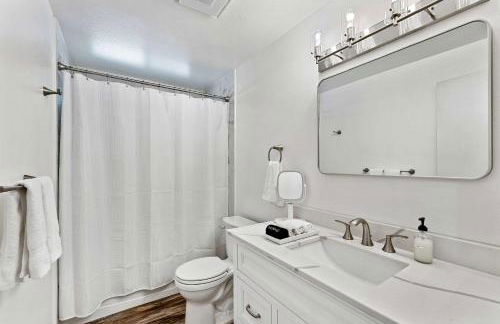 Family 4BR Home with Patio by Willowcreek Park - Foto 33