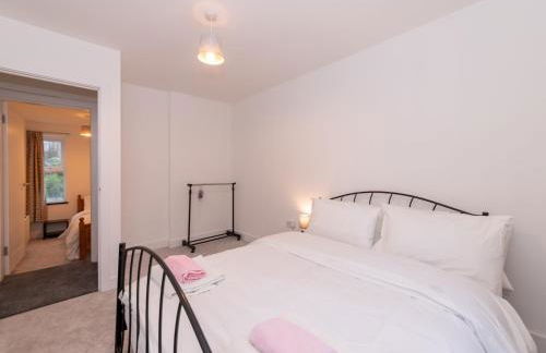 Charming Modern Home in Central Wokingham - Pass the Keys - Foto 30