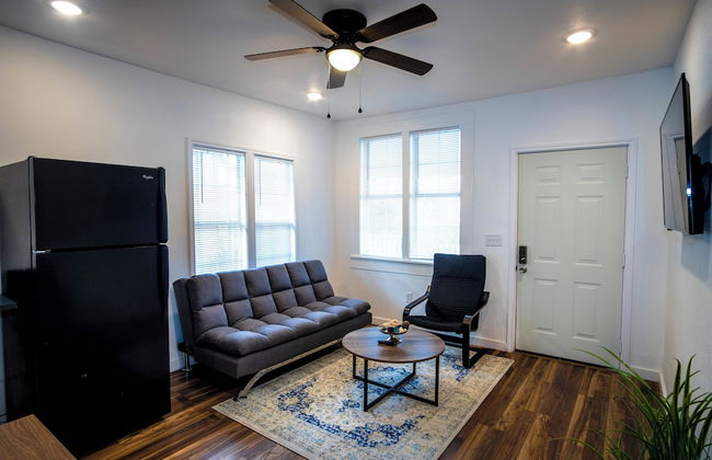 Downtown View Cozy 2br/1ba Home Sleeps 8 - Photo 8