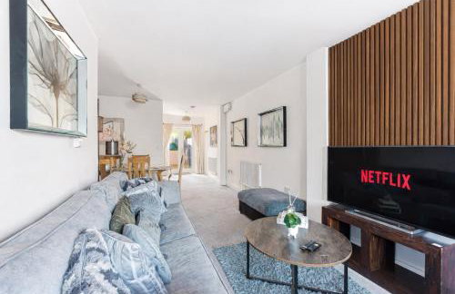 Loughton House - Central Location - Driveway Parking, Self-Check-In, Garden, Super-Fast Wifi and Smart TVs by Yoko Property - Foto 19