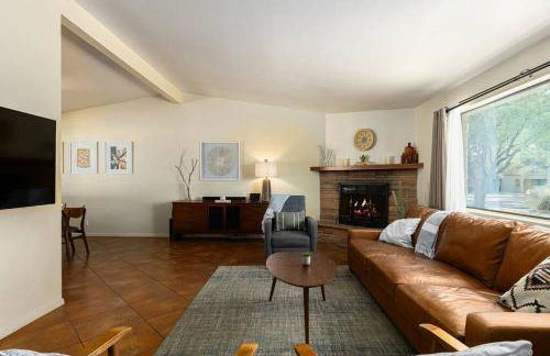 Stylish Mid-Century Oasis with Pool - Foto 19