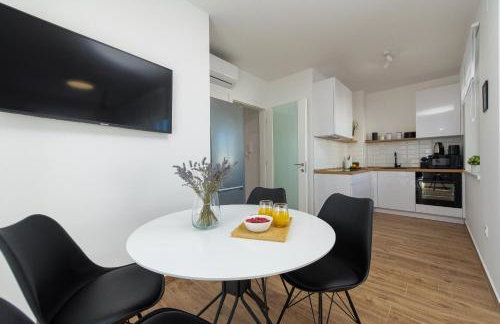 Dolphin view with a pool by the beach - Foto 6