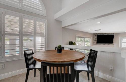 Beautiful 5BR w/King Beds, Pool & Hot Tub, Games - Photo 11