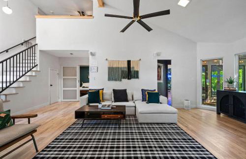 Garland Treehouse Villa: Patio Feasts & Creekside by Vacation Your way - Foto 11