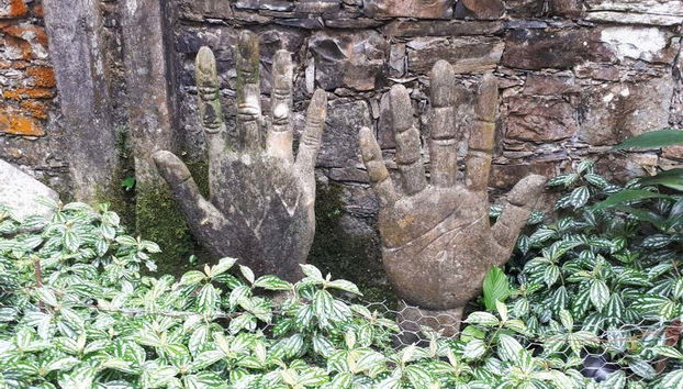 Contemplando le sculture del parco