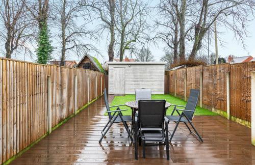 3BR Home with Garden & Free Parking - Foto 49