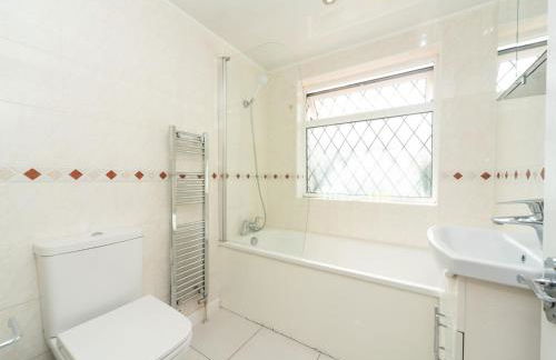 Spacious 4 Bed House Free Parking Near Station - Pass the Keys - Foto 66