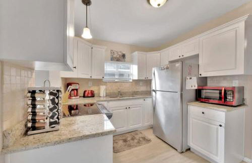 Family & Pet Friendly Getaway with Porch Fire Pit & Yard - Foto 6