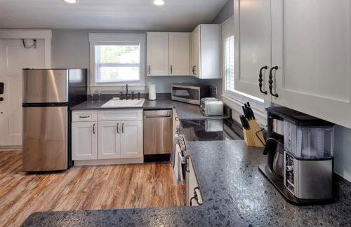 Quaint Cottage with Private Pool-Walk to Everything - Foto 6