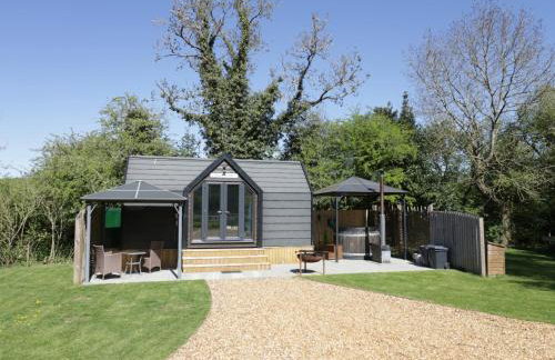 Acorn Lodge At Bridge Lake Farm & Fishery - Photo 1