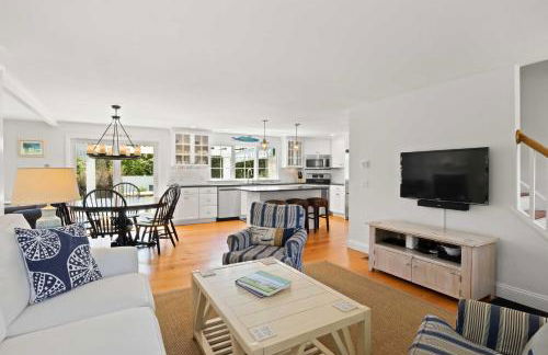 3 Bicycles Provided! Cape Cod Cottage with Deck - Foto 1