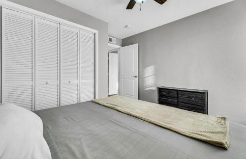 Relaxed 2BR Condo Close to Dining and Entertainment - Foto 10