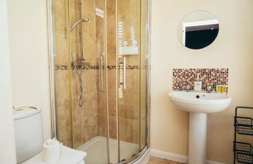 Large Apartments next to East Midlands Airport with Free Gated Parking! - Photo 12