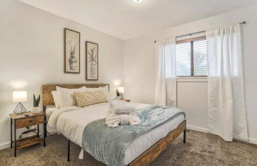 3BR with Patio and Fire pit near Hiking & Downtown - Foto 34