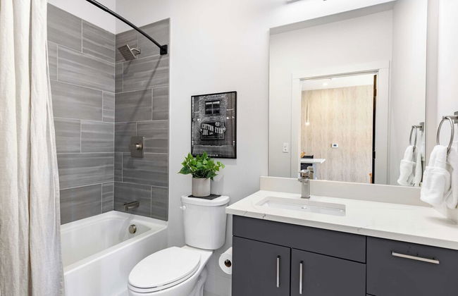 Sleeps 18 3 Modern Midtown Apartments w/ Gym + Pool Walkable to Shops & Eats - Foto 36