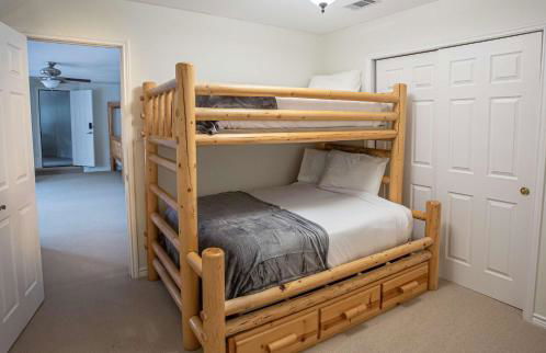 Lakefront 6BR Retreat w Dock & Game Room - Foto 17