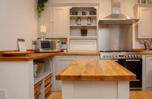 Stag & Hen Retreat - Walk to Nightlife - Sleeps 16 - Foto 3