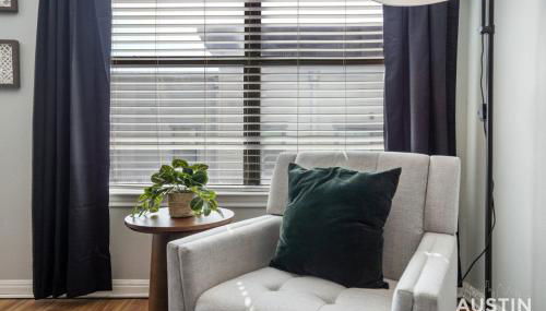 King Beds and Memory Foam Sleeper in Vibrant ATX Apt - Foto 3