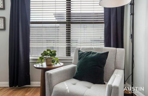 King Beds and Memory Foam Sleeper in Vibrant ATX Apt - Foto 3