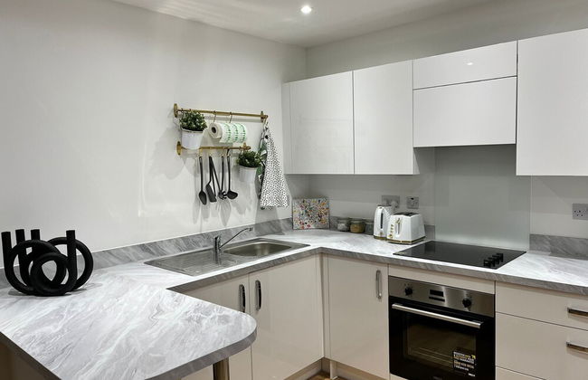 Luxury 2-bed Flat in Lakeside, West Thurrock - Photo 5