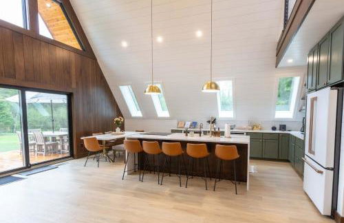 TreeTops Ayframe, Supersized AFrame on the River with Hot Tub - Foto 30