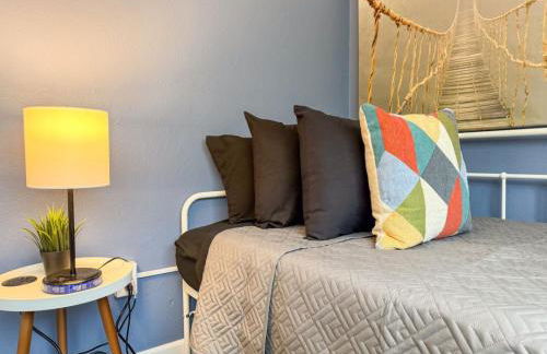 Sleeps 6 Homey 2 Bedroom with 5 Beds and WIFI - Foto 7