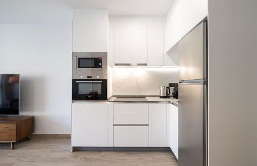 Beach and golf at modern apartment - Photo 16