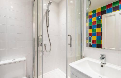 Cozy 4-Bed with Garden in Trendy Stoke Newington - Pass the Keys - Foto 32