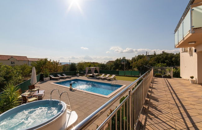 Spacious Holiday Home With Pool and Hot Tub in Kastel Stari - Foto 27